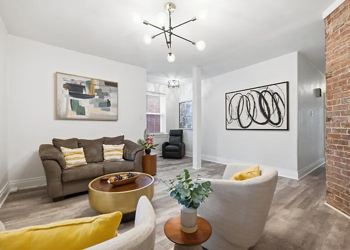 Bright & Clean 2br Near Downtown Porch Parking Holiday home
