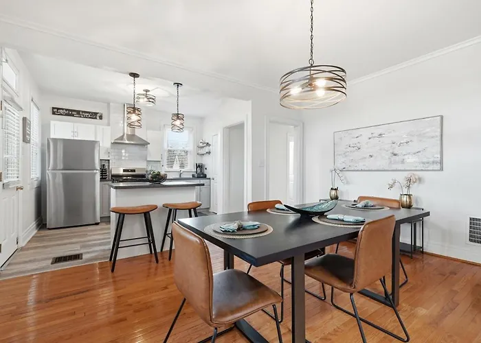 Bright & Clean 2br Near Downtown Porch Parking Holiday home Pittsburgh