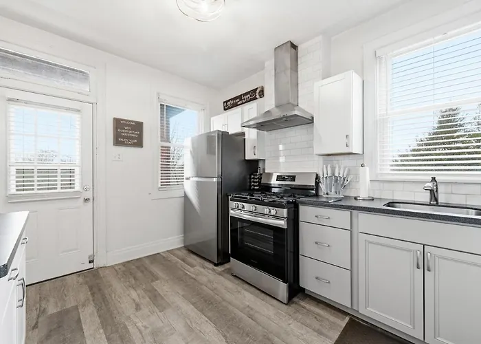 Bright & Clean 2br Near Downtown Porch Parking Holiday home Pittsburgh