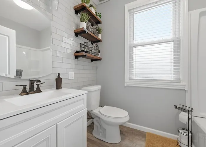 Bright & Clean 2br Near Downtown Porch Parking *