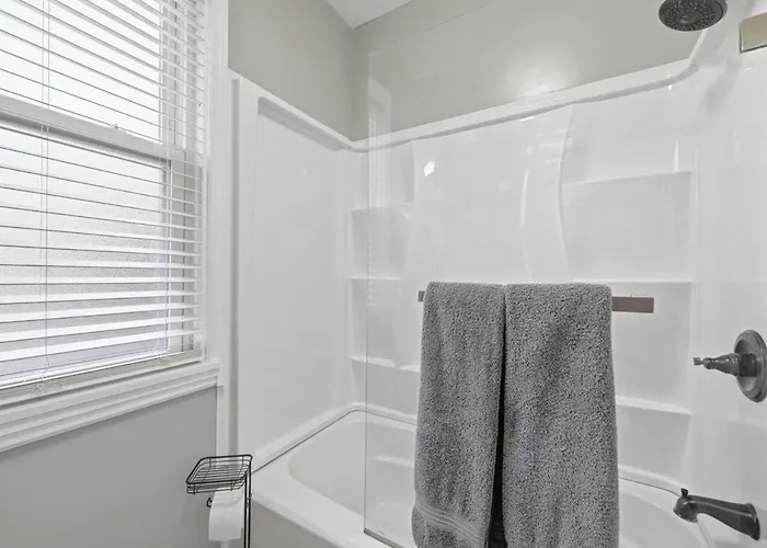 Bright & Clean 2br Near Downtown Porch Parking Holiday home Pittsburgh