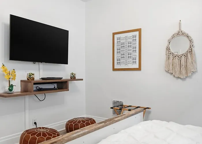 Bright & Clean 2br Near Downtown Porch Parking Holiday home Pittsburgh