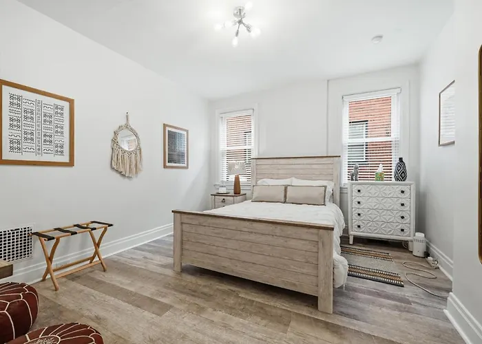 Holiday home Bright & Clean 2br Near Downtown Porch Parking
