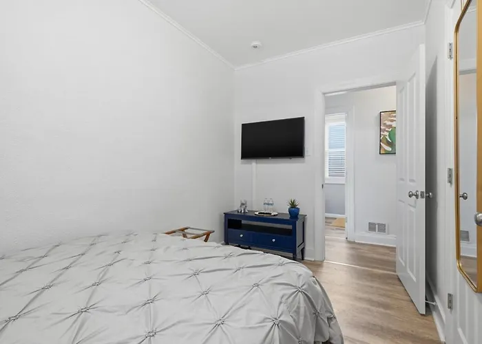 Bright & Clean 2br Near Downtown Porch Parking * Pittsburgh