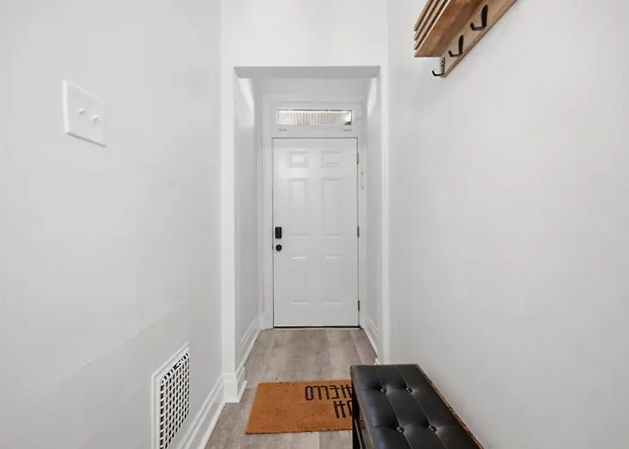 Holiday home Bright & Clean 2br Near Downtown Porch Parking *