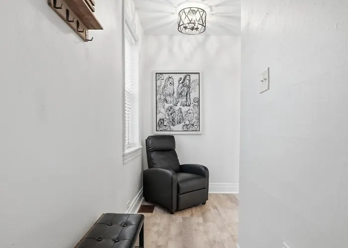 Bright & Clean 2br Near Downtown Porch Parking Pittsburgh