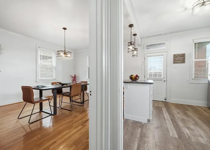 Bright & Clean 2br Near Downtown Porch Parking Holiday home Pittsburgh